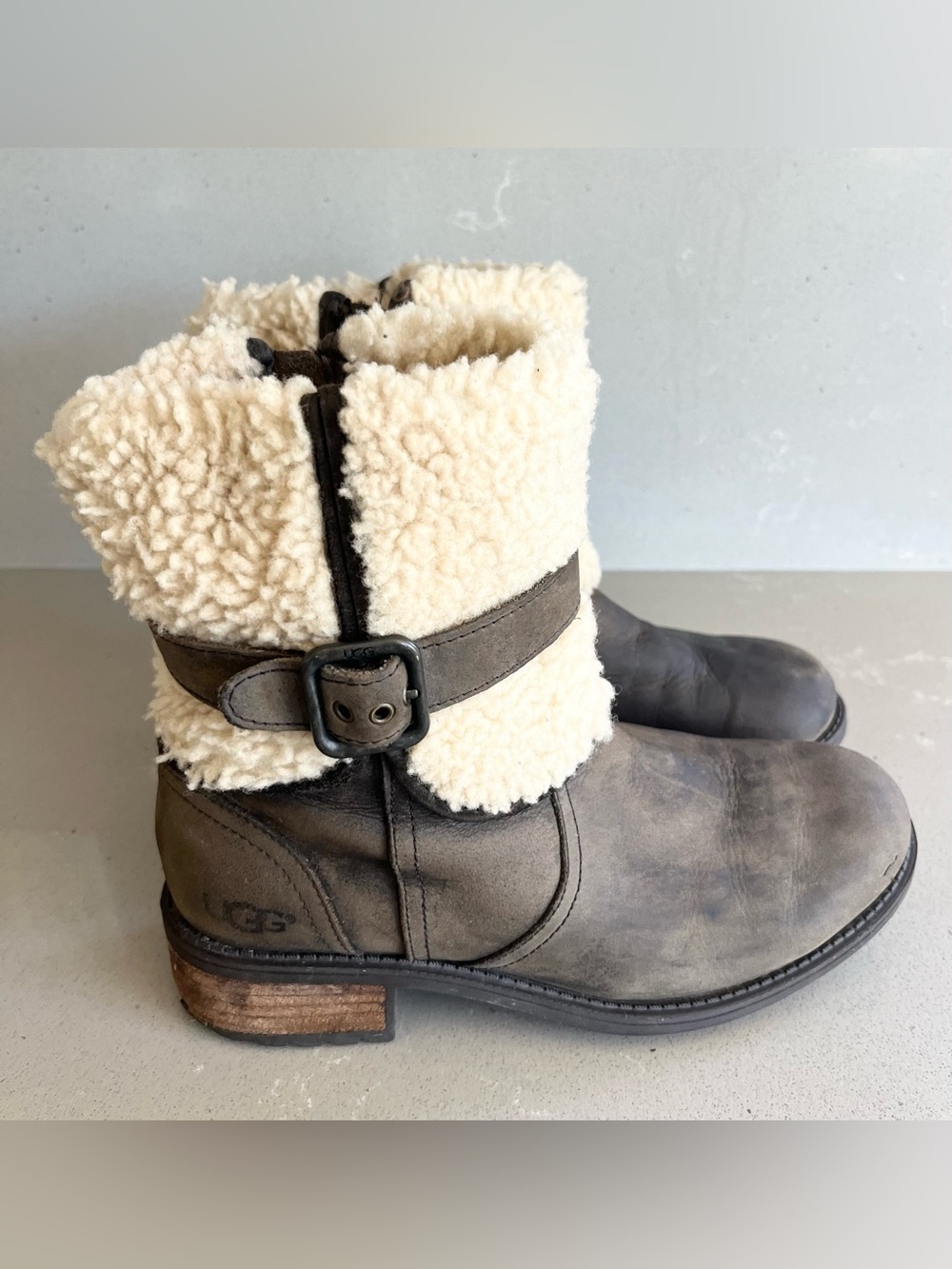 UGG Blayre Winter Ankle Boots Womens Size 6 Dark Olive Leather Sheepskin Cuff